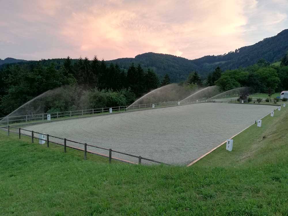 Mit einer Größe von 40 x 60 Metern bietet der Außenreitplatz eine große Trainingsfläche. 